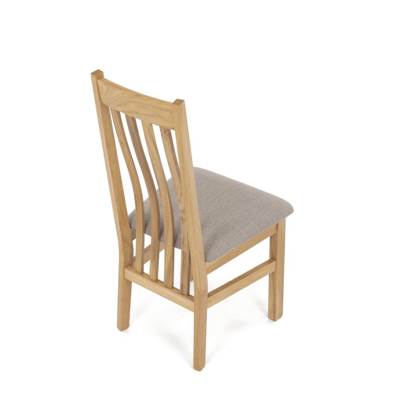 Drevená jedálenská stolička vo farbe dub čalúnená béžovou látkou