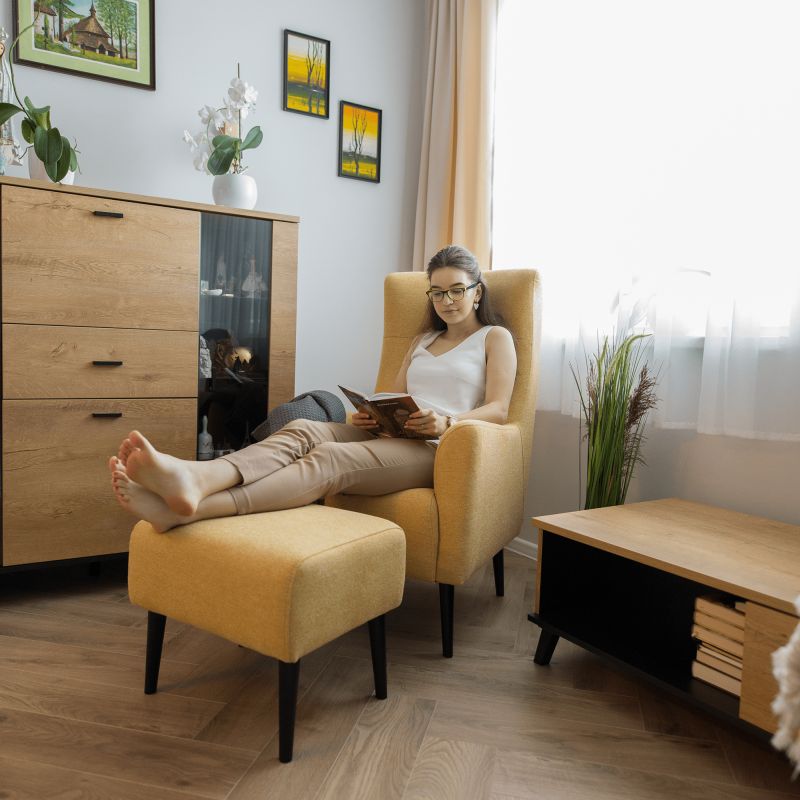 Taburet s luxusným a elegantným dizajnom, žltá-čierna
