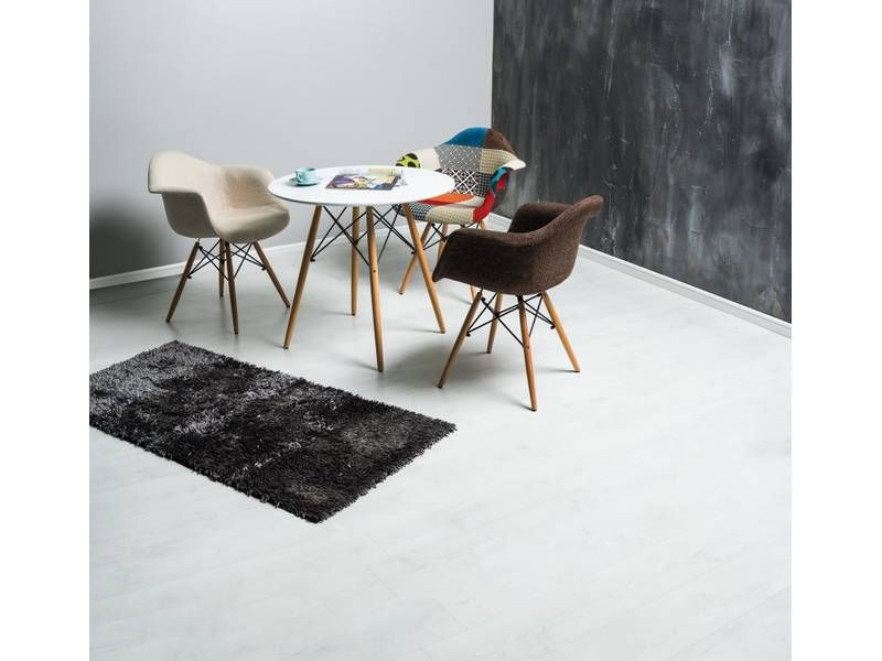 Originálna stolička navrhnutá v patchwork štýle