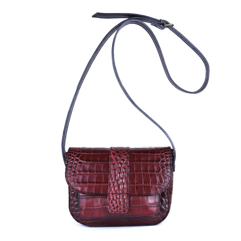 Malá dámska kabelka crossbody z hovädzej kože s dezénom krokodíla v bordovej farbe