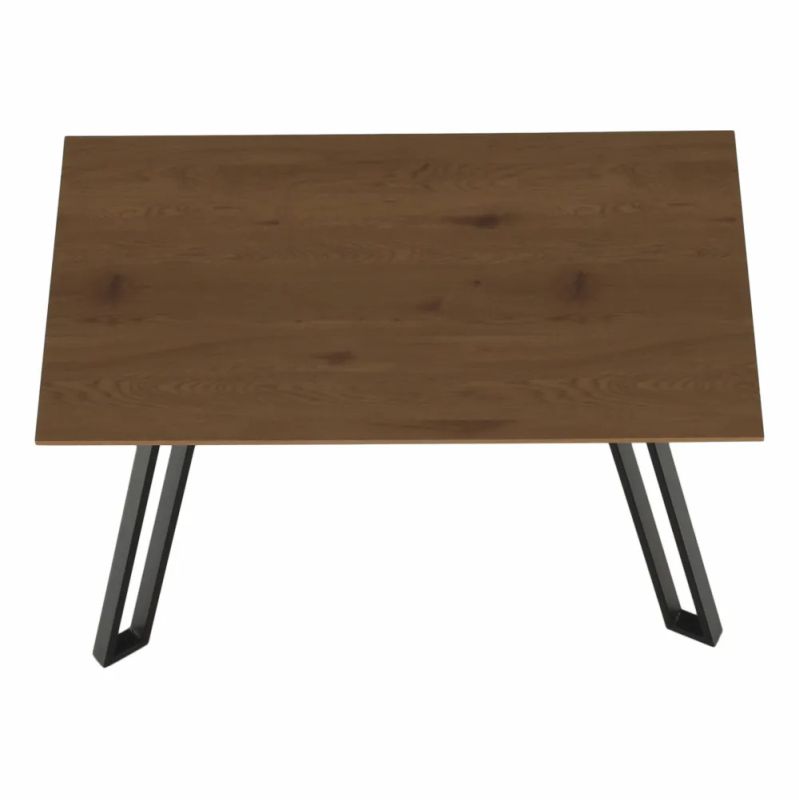 Jedálenský stôl vyrobený z MDF v dubovom prevedení