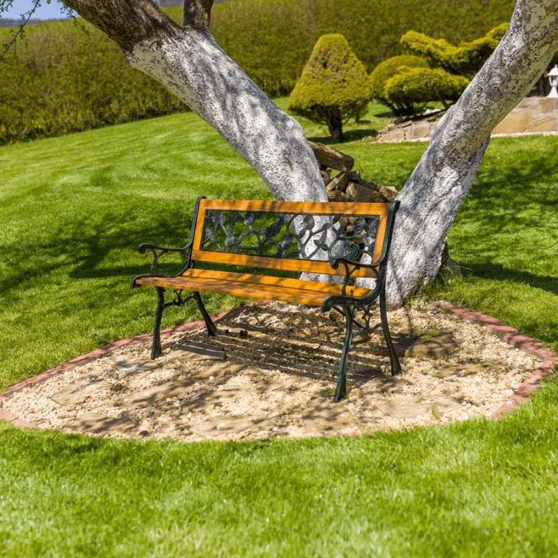 Záhradná lavička v romantickom štýle